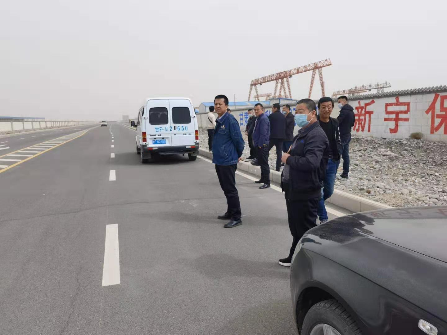 酒泉高新园人力资源有限责任世界杯官网协助某国企驾驶员公路实操考试顺利完成